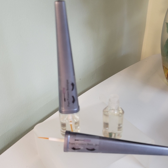 Amazing Proprietary Formula of PURE Castor oil & vit E. GROWS long lashes. - Picture 5 of 16